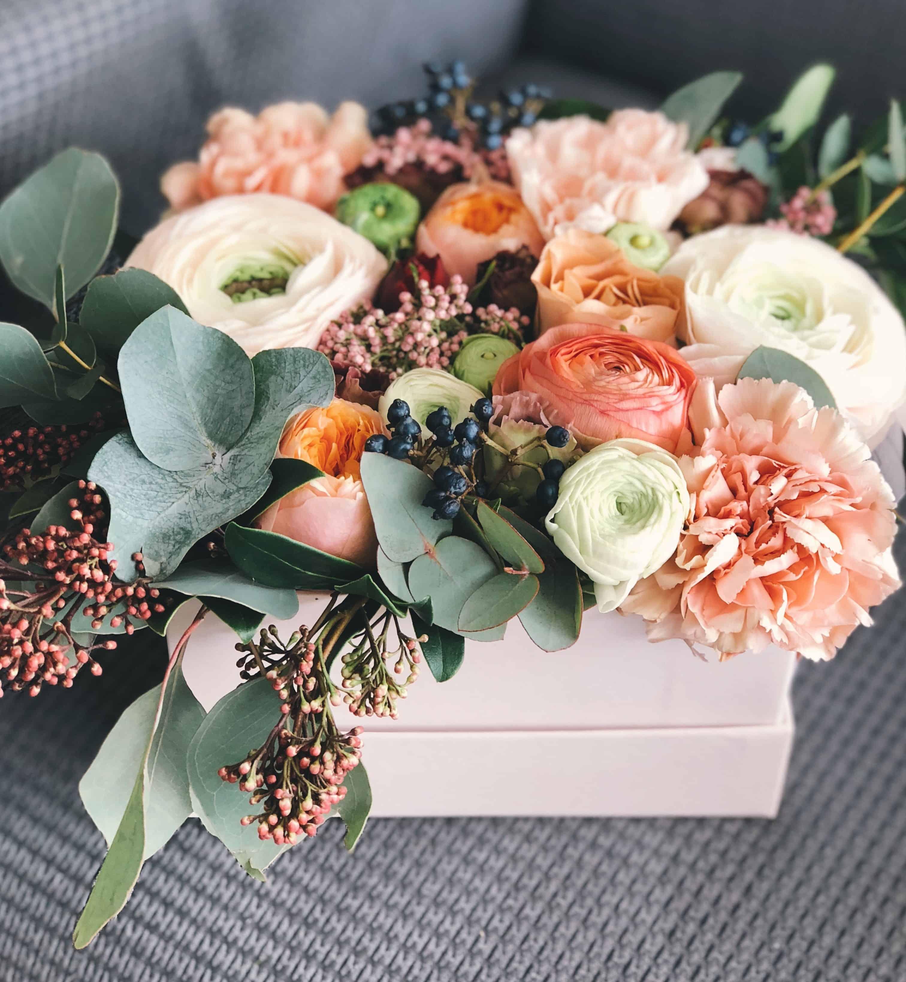 Vaso de rosas diversas.