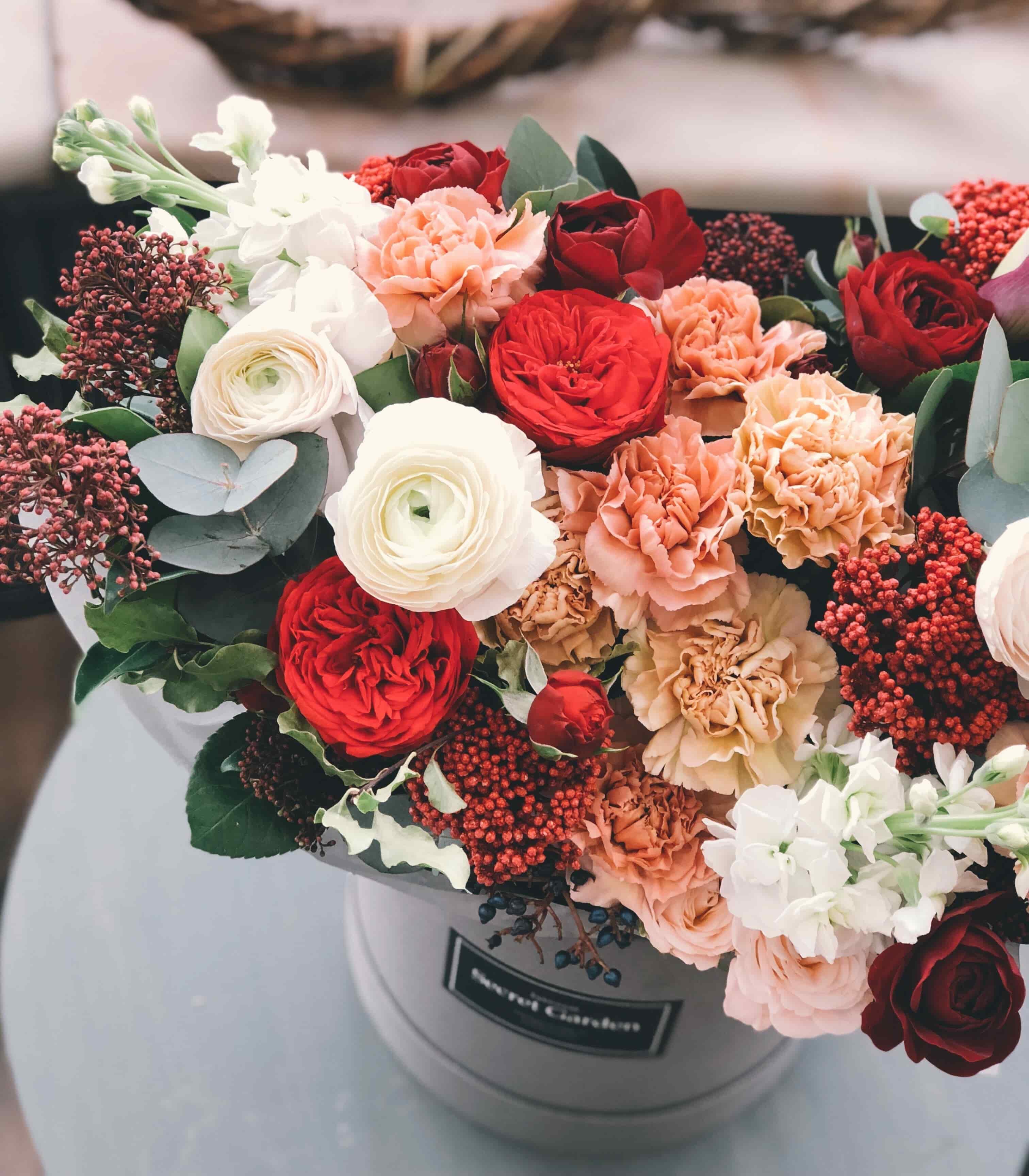 Vasos de rosas e flores diversas.